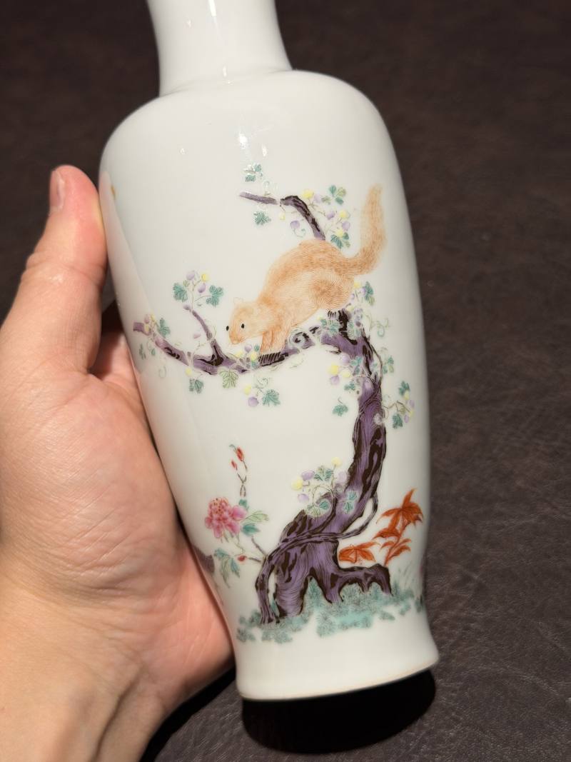清 粉彩松鼠葡萄纹瓶 - 图6