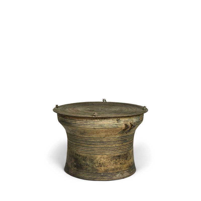 東山文化 公元前100年至公元100年 中撣式青銅蛙紋鼓 | A LARGE SINO-SHAN ARCHAIC BRONZE 'FROG' DRUM - 图3