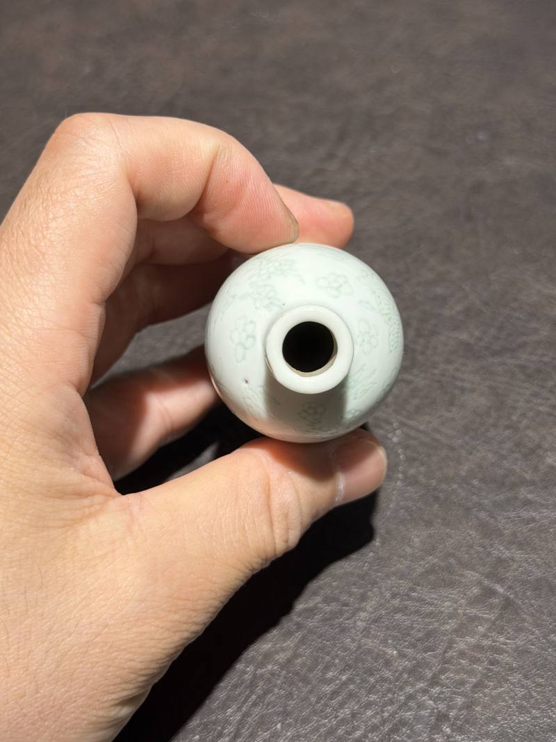清乾隆 白釉暗刻花蝶纹鼻烟壶 - 图6