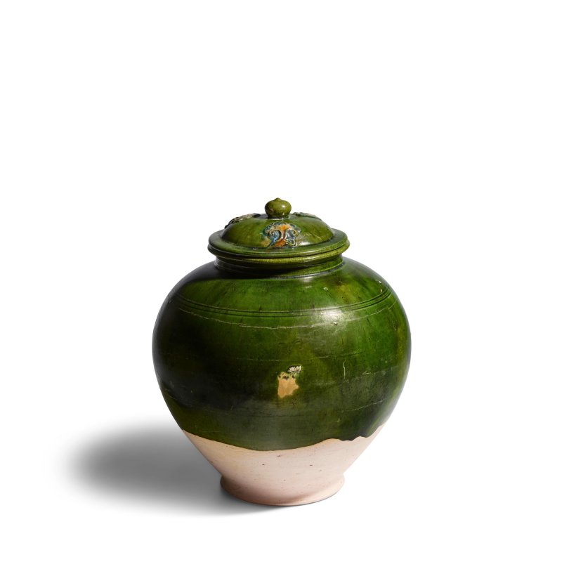 唐 綠釉貼花藍三彩萬年蓋罐 | A LARGE GREEN AND SANCAI-GLAZED POTTERY JAR AND COVER - 图5