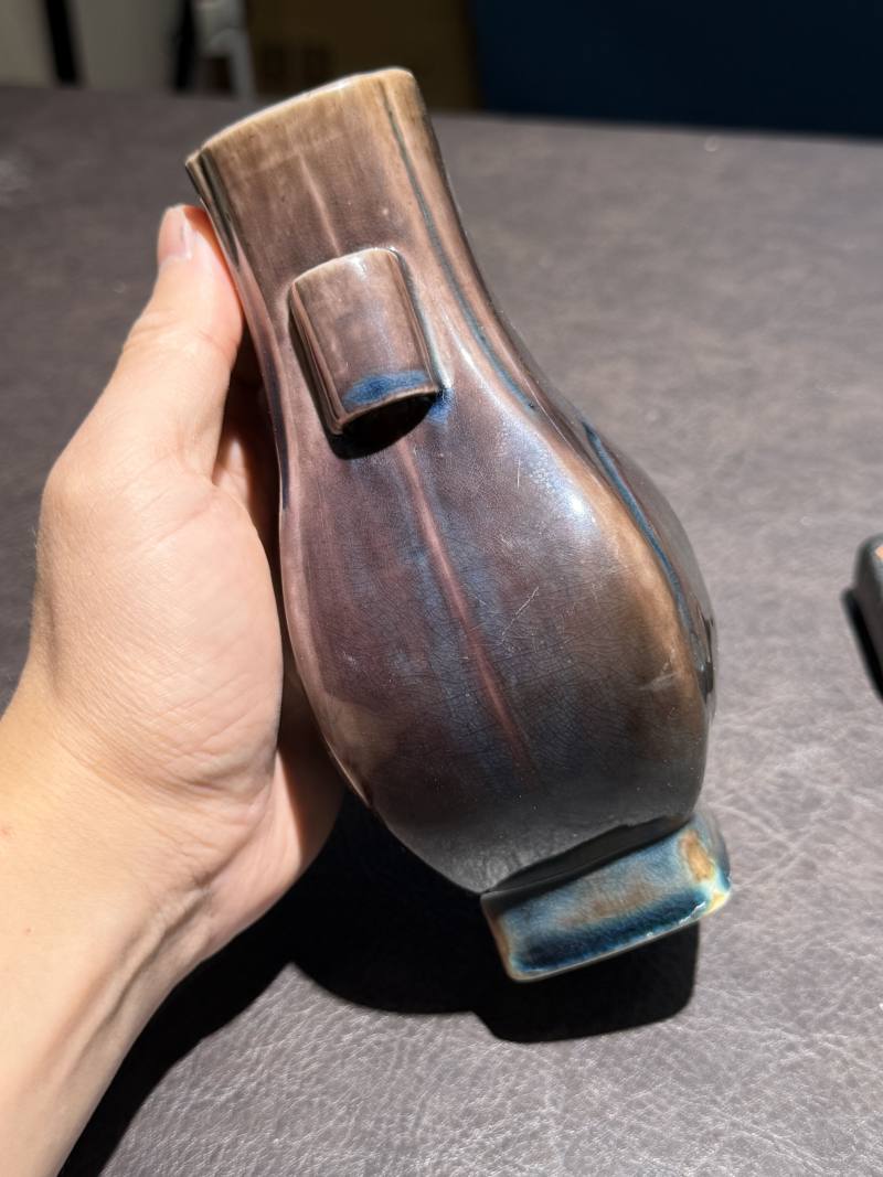 清乾隆 茄皮紫釉贯耳瓶（带木座） - 图5