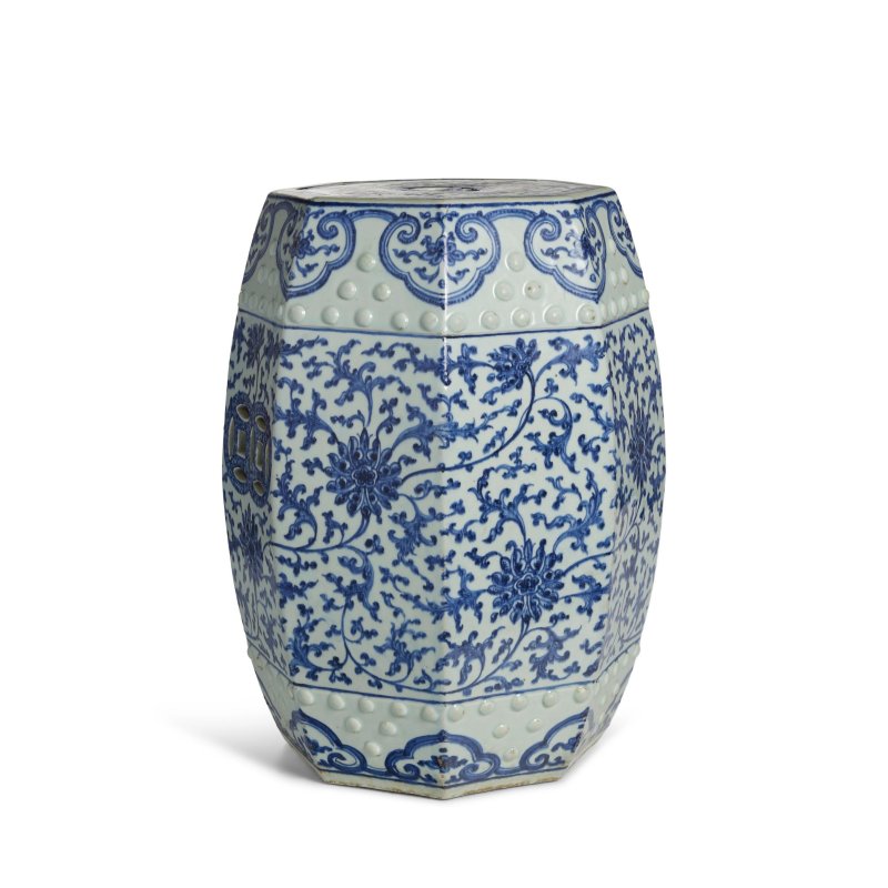 十九世紀 青花纏枝蓮紋坐墩 | A BLUE AND WHITE 'LOTUS' GARDEN STOOL - 图2