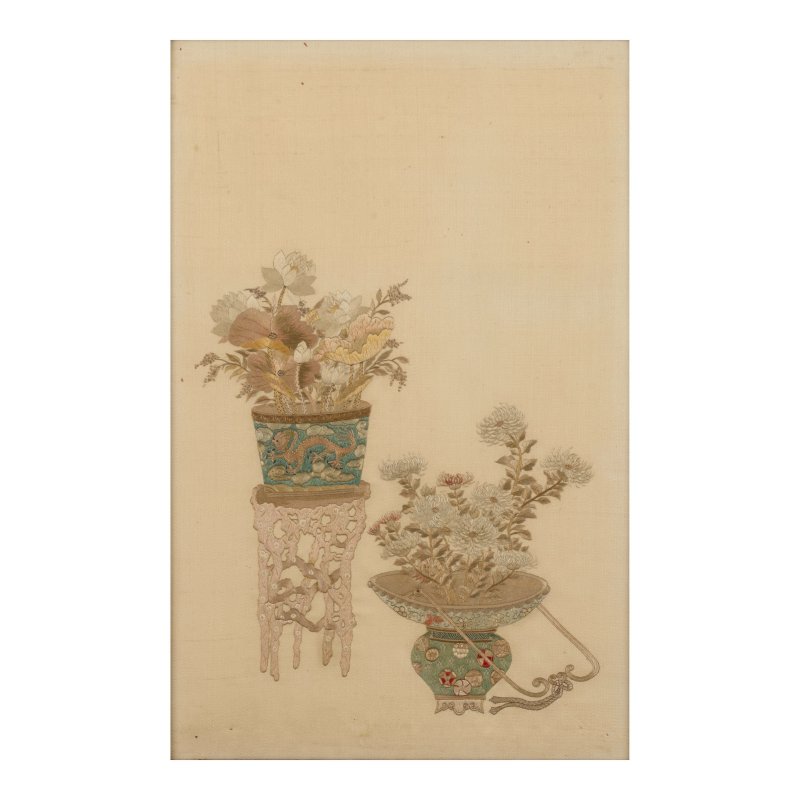 二十世紀 錦地綉博古图紋挂屏一組四件 | A SET OF FOUR SILK EMBROIDERED 'ANTIQUES' PANELS - 图8