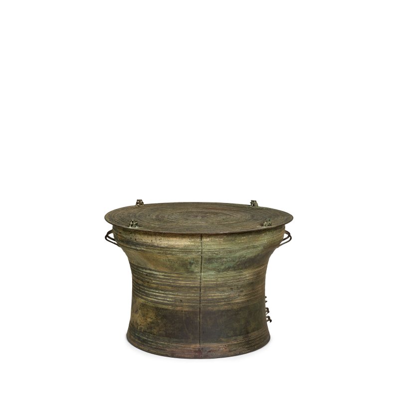 東山文化 公元前100年至公元100年 中撣式青銅蛙紋鼓 | A LARGE SINO-SHAN ARCHAIC BRONZE 'FROG' DRUM - 图4