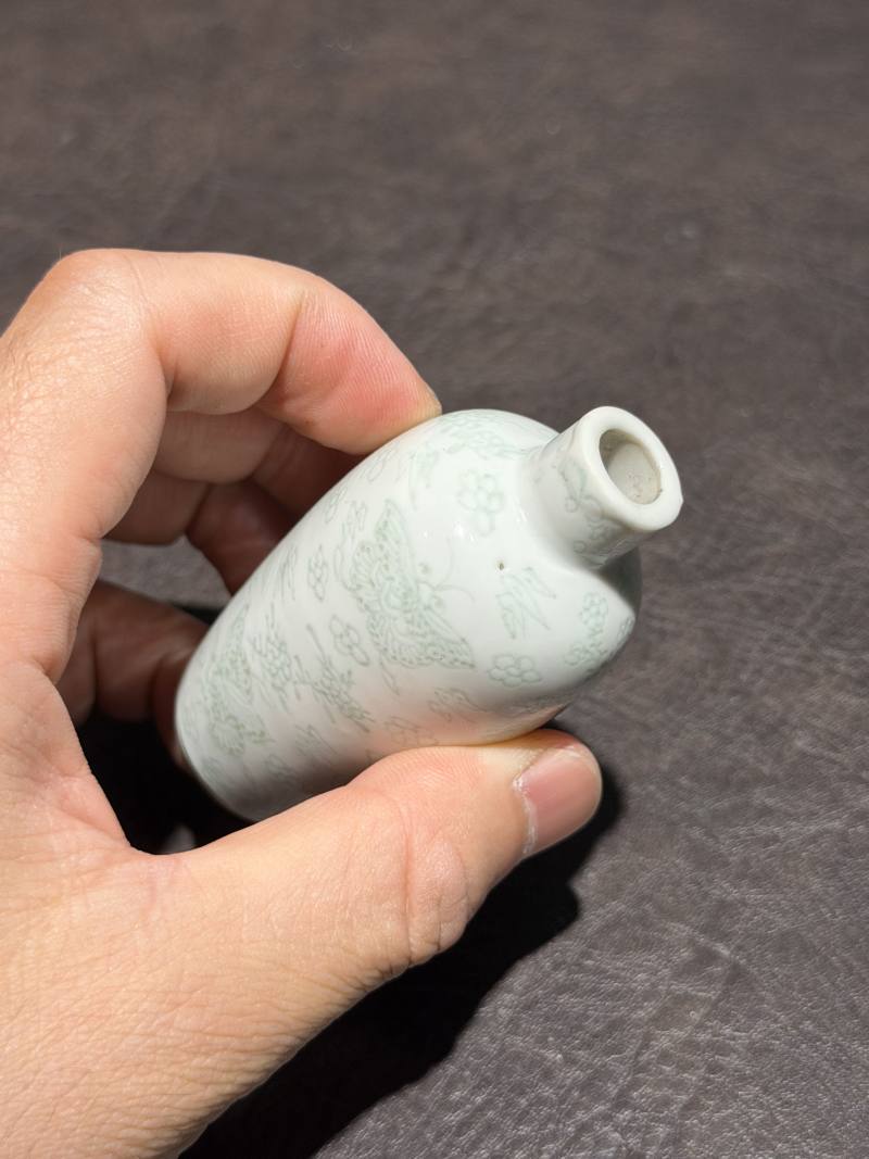 清乾隆 白釉暗刻花蝶纹鼻烟壶 - 图7