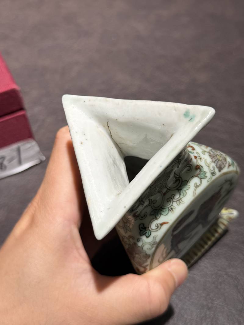 清光绪 青釉粉彩瑞兽方瓶 - 图12