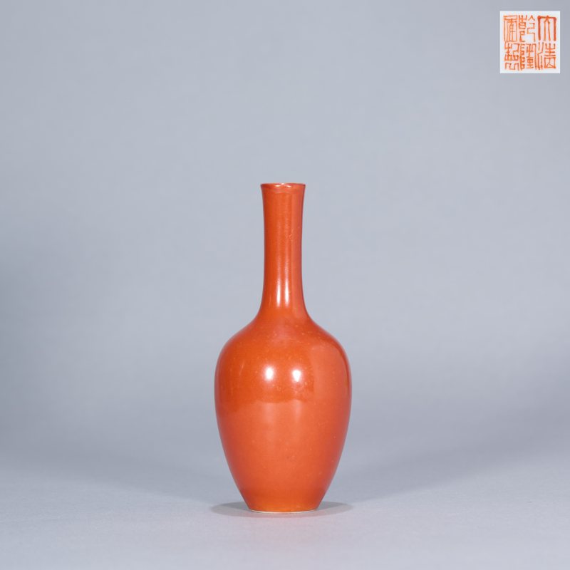19世纪 珊瑚红釉长颈瓶（带盒） - 图1
