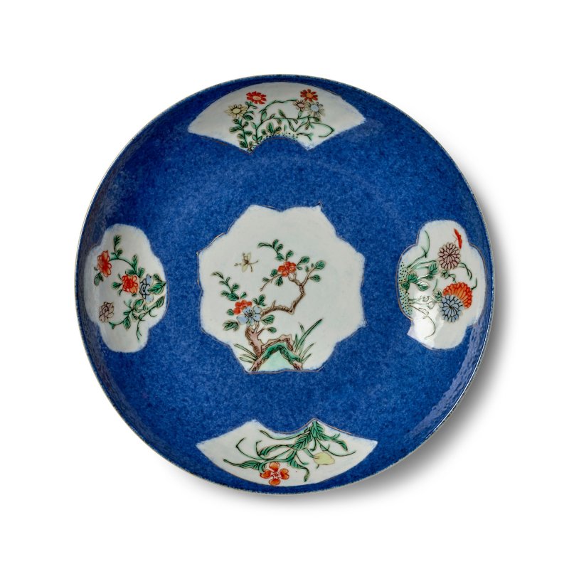 清康熙 灑藍地描金五彩開光花卉紋盤 | A POWDER-BLUE-GROUND FAMILLE-VERTE 'FLORAL' DISH - 图3