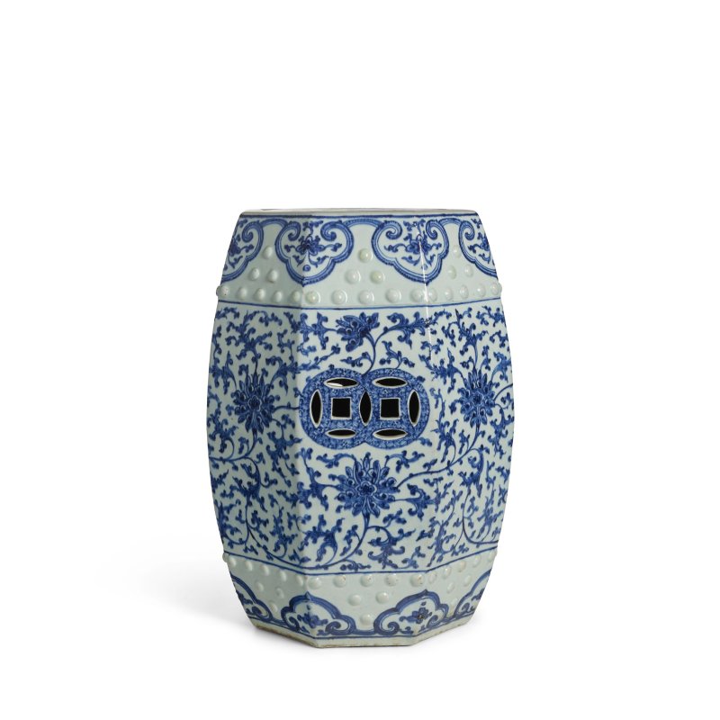 十九世紀 青花纏枝蓮紋坐墩 | A BLUE AND WHITE 'LOTUS' GARDEN STOOL - 图4