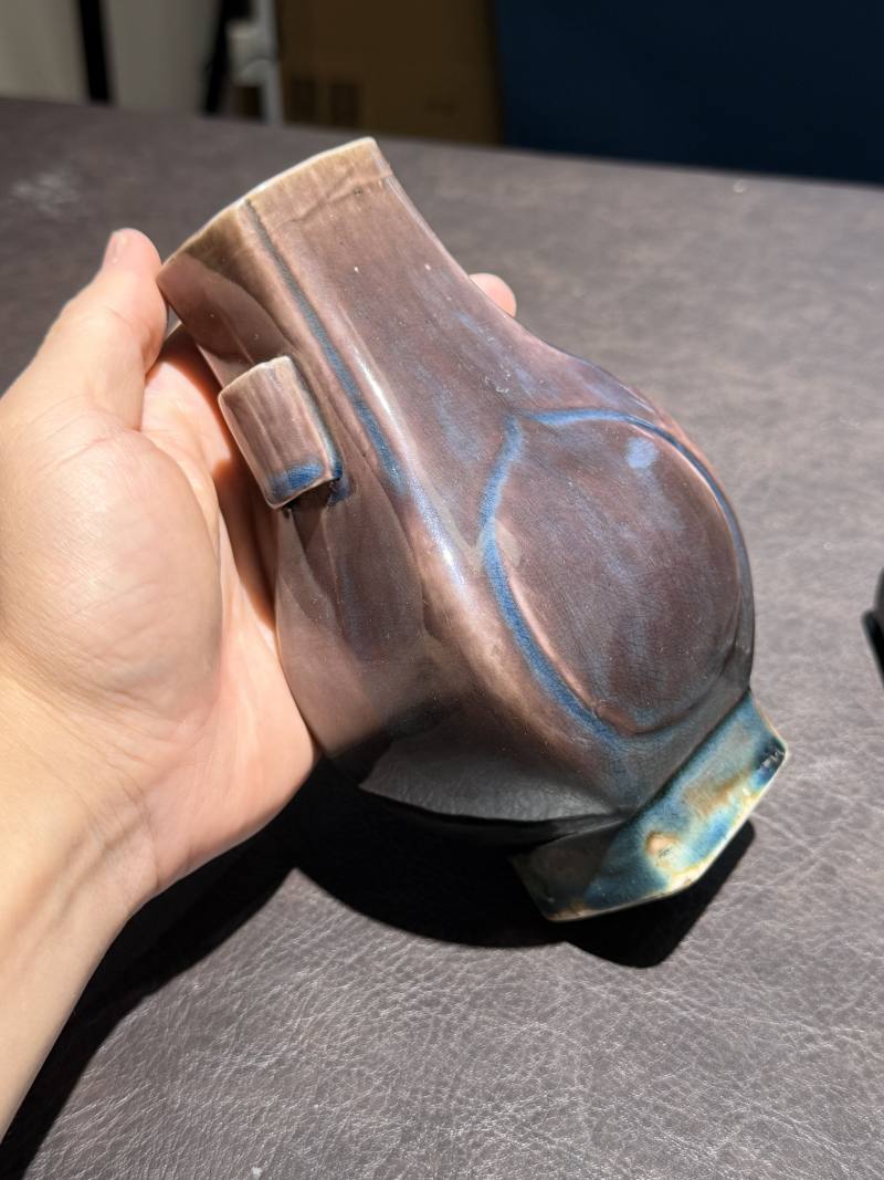 清乾隆 茄皮紫釉贯耳瓶（带木座） - 图7