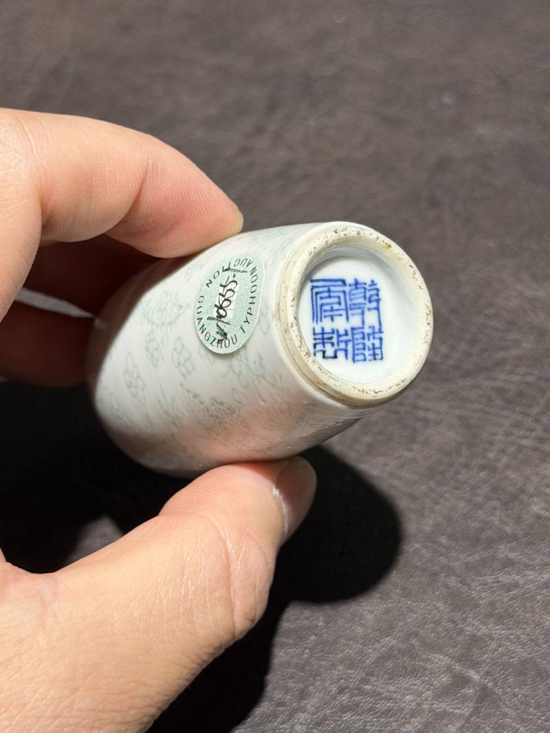 清乾隆 白釉暗刻花蝶纹鼻烟壶 - 图9