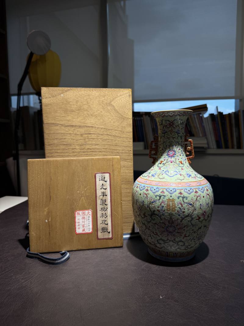 19世纪 粉彩松石地缠枝托喜地双耳瓶 - 图2