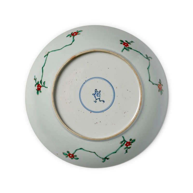 清康熙 灑藍地描金五彩開光花卉紋盤 | A POWDER-BLUE-GROUND FAMILLE-VERTE 'FLORAL' DISH - 图4
