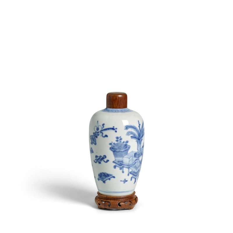 十九世紀 青花博古圖紋小罐 | A SMALL BLUE AND WHITE 'HUNDRED ANTIQUES' JAR - 图2