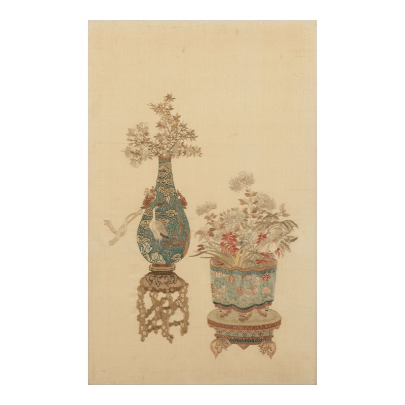 二十世紀 錦地綉博古图紋挂屏一組四件 | A SET OF FOUR SILK EMBROIDERED 'ANTIQUES' PANELS - 图2