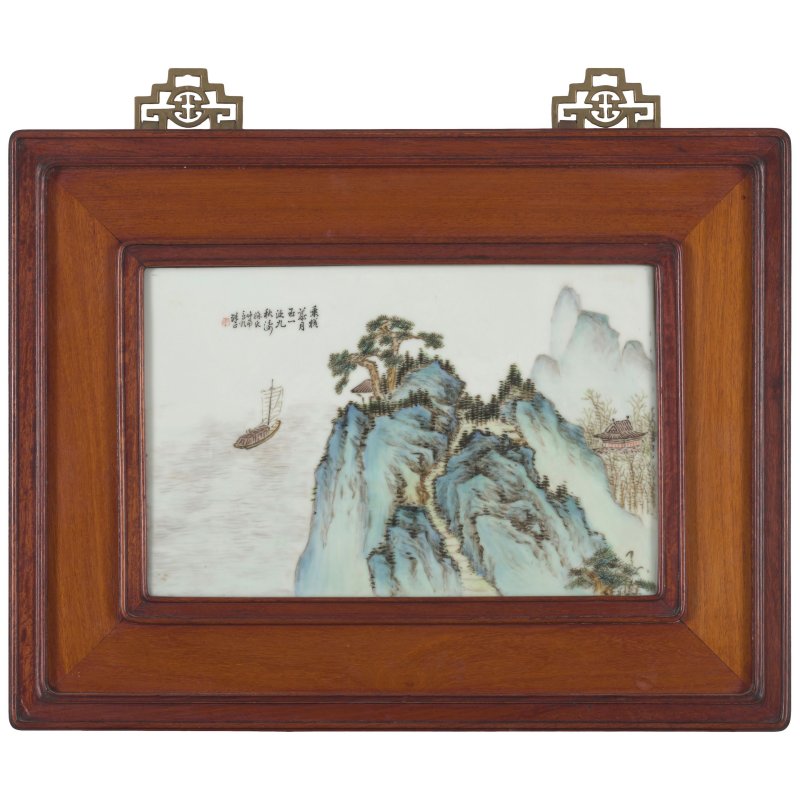 民國 徐仲南款 粉彩繪山水圖景瓷板 帶木框 | A FAMILLE-ROSE 'LANDSCAPE' PAINTED PORCELAIN PLAQUE - 图3
