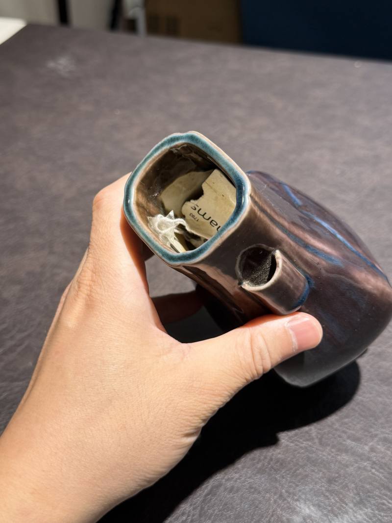 清乾隆 茄皮紫釉贯耳瓶（带木座） - 图8