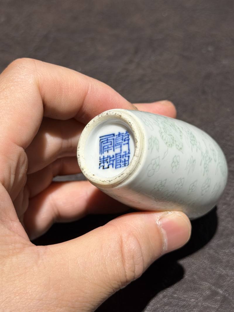 清乾隆 白釉暗刻花蝶纹鼻烟壶 - 图10