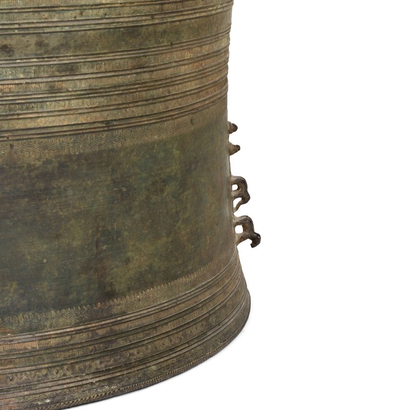 東山文化 公元前100年至公元100年 中撣式青銅蛙紋鼓 | A LARGE SINO-SHAN ARCHAIC BRONZE 'FROG' DRUM - 图6