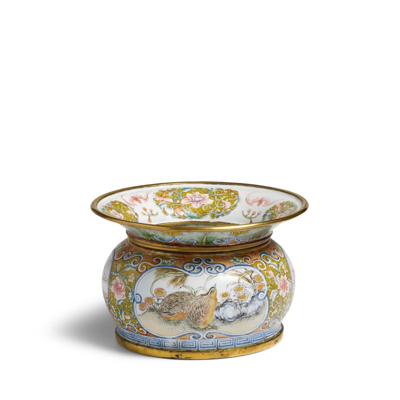 二十世紀 「雍正年制」四字刻款 銅胎畫琺琅安居樂業紋渣斗 | A PAINTED ENAMEL 'QUAILS AND CHRYSANTHEMUM' SPITTOON, ZHADOU - 图5