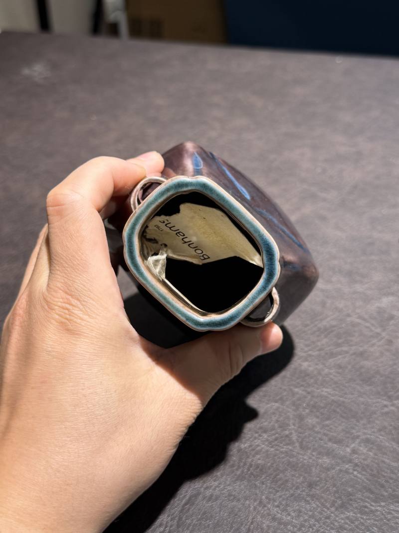 清乾隆 茄皮紫釉贯耳瓶（带木座） - 图9