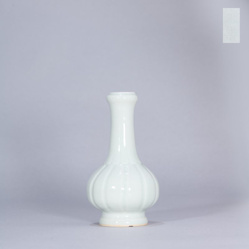 清 青釉瓜棱瓶 - 图1