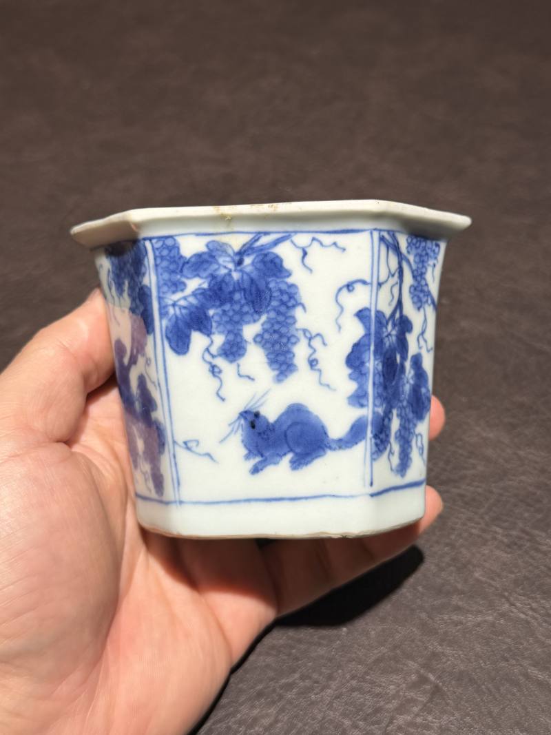清康熙 青花松鼠葡萄纹六方小盆 - 图2