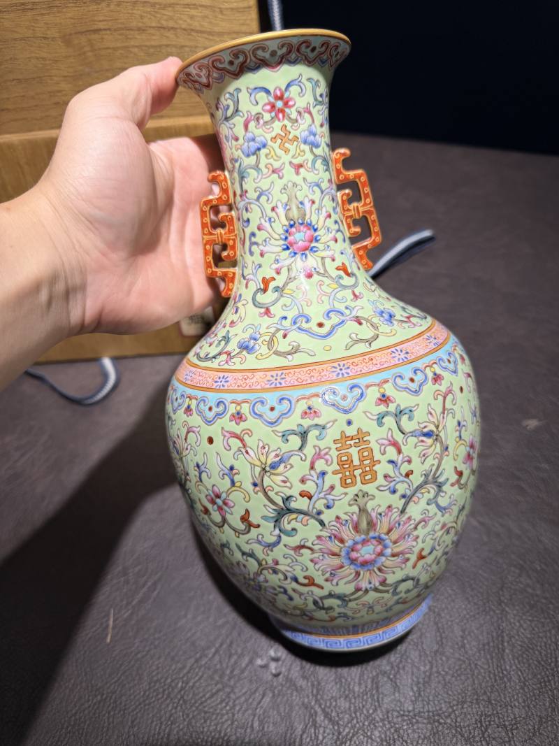 19世纪 粉彩松石地缠枝托喜地双耳瓶 - 图4