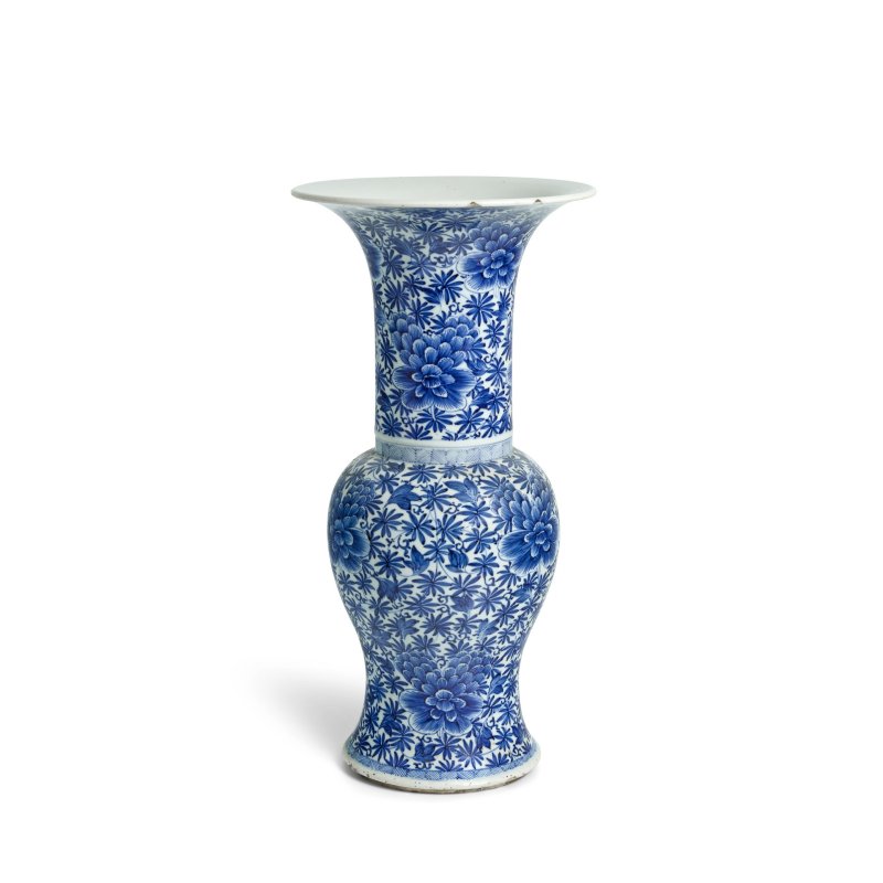 清康熙 青花纏枝牡丹紋鳳尾尊 | A BLUE AND WHITE 'PEONY' YEN YEN VASE - 图2