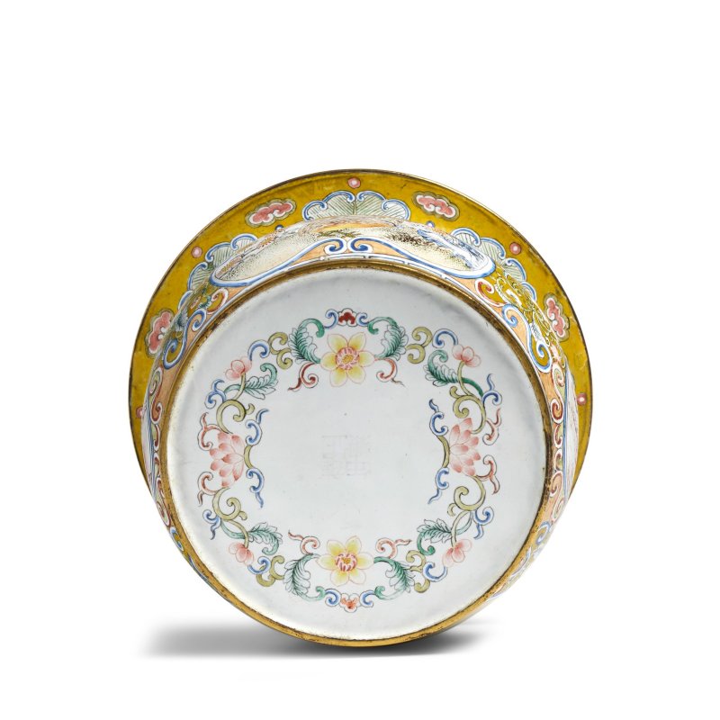 二十世紀 「雍正年制」四字刻款 銅胎畫琺琅安居樂業紋渣斗 | A PAINTED ENAMEL 'QUAILS AND CHRYSANTHEMUM' SPITTOON, ZHADOU - 图6