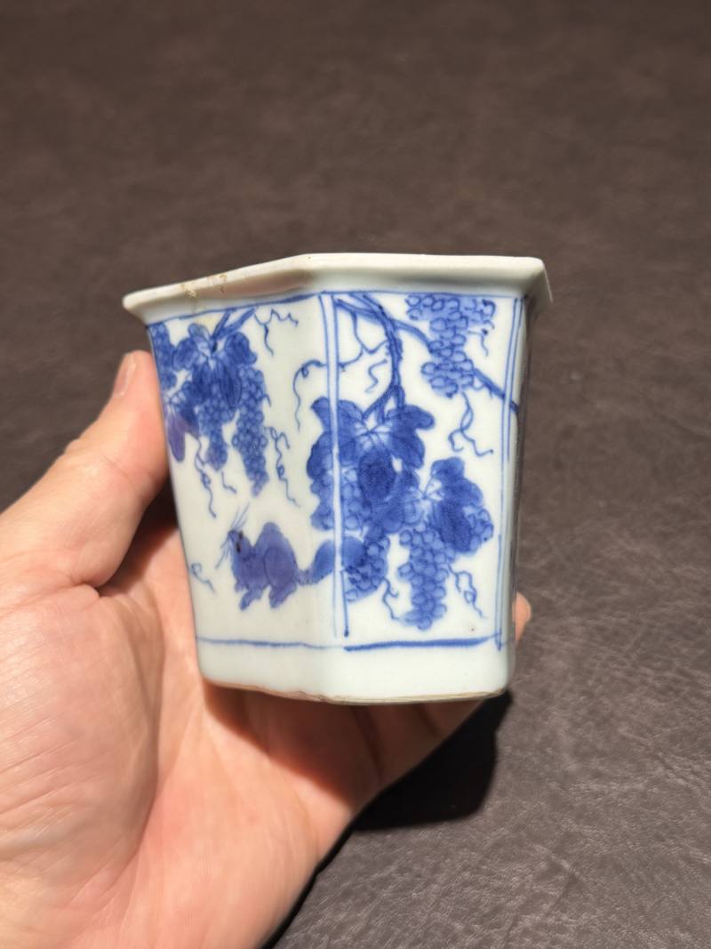 清康熙 青花松鼠葡萄纹六方小盆 - 图3