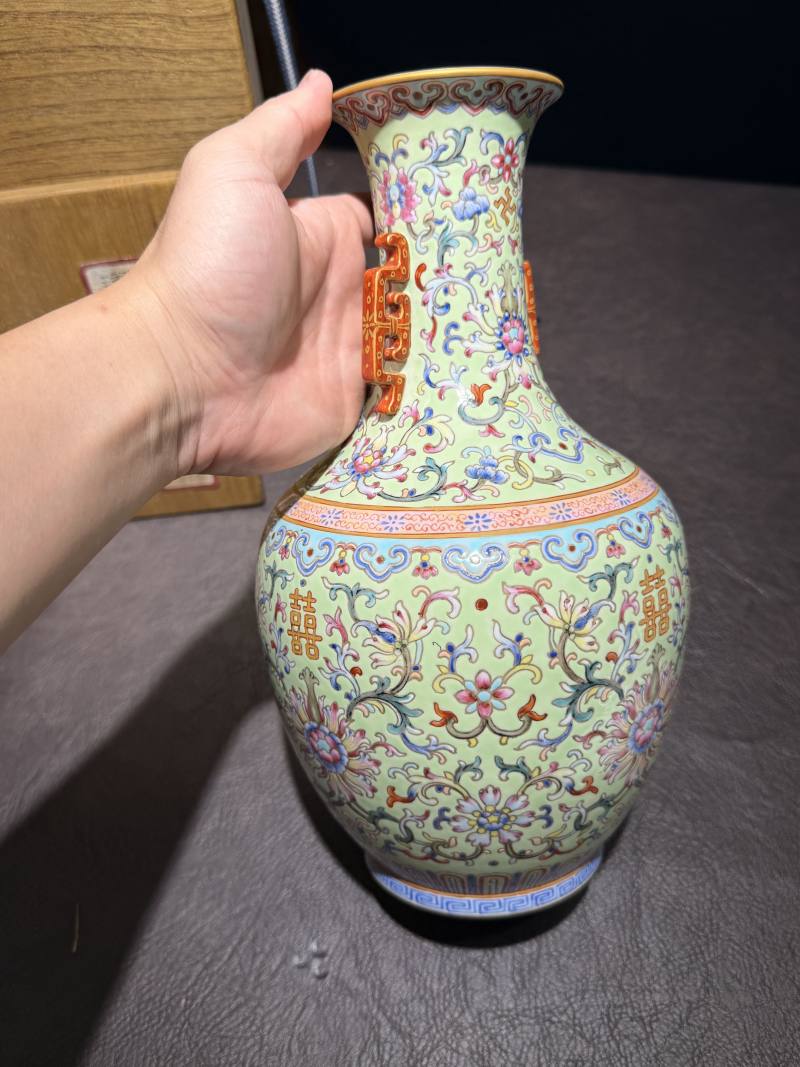 19世纪 粉彩松石地缠枝托喜地双耳瓶 - 图5