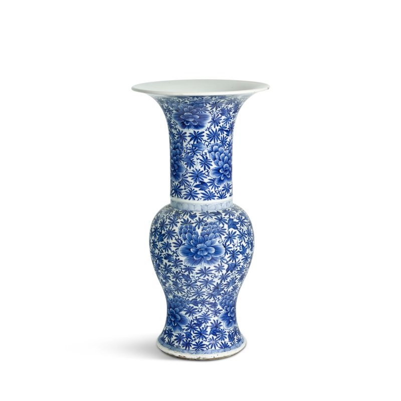 清康熙 青花纏枝牡丹紋鳳尾尊 | A BLUE AND WHITE 'PEONY' YEN YEN VASE - 图3