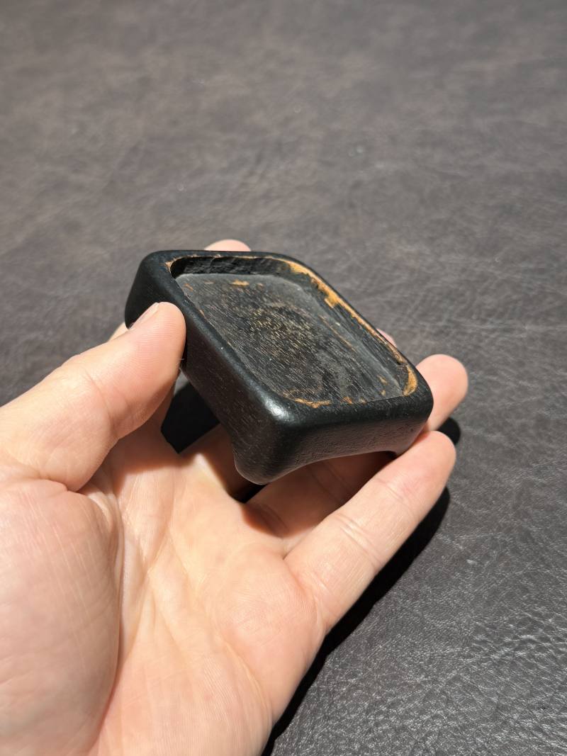 清乾隆 茄皮紫釉贯耳瓶（带木座） - 图12