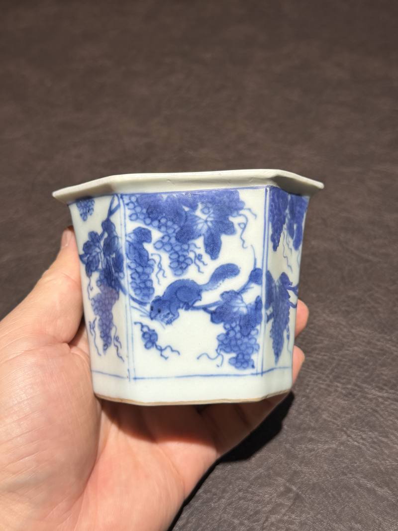 清康熙 青花松鼠葡萄纹六方小盆 - 图5