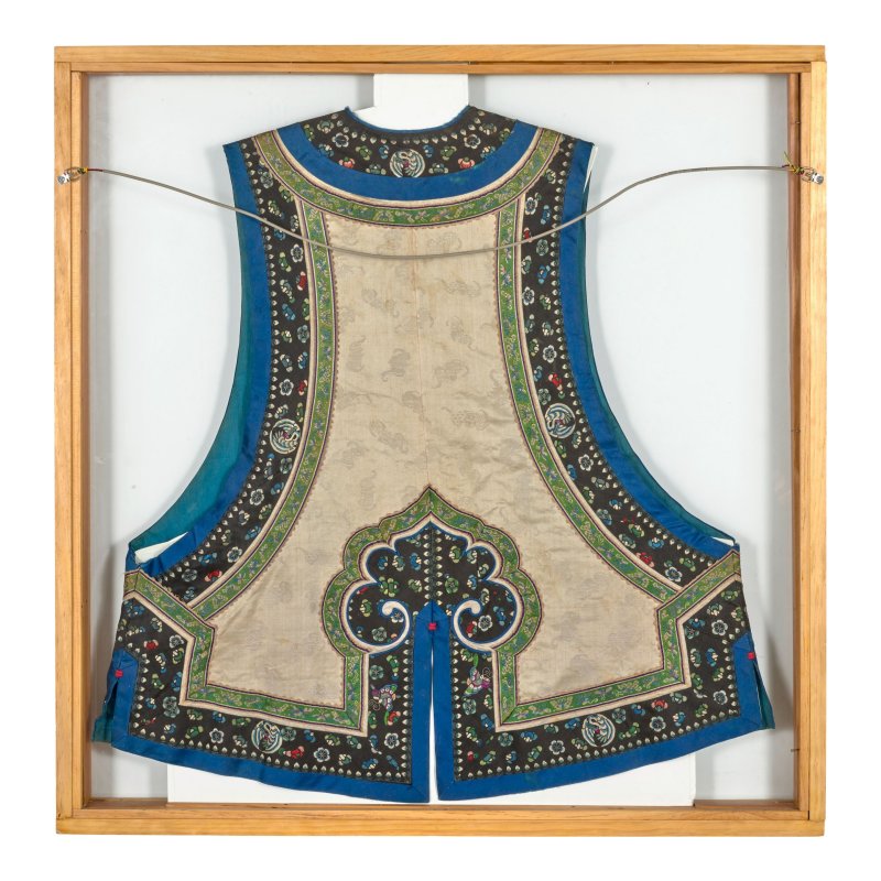 二十世紀 米色地繡蝠蝶紋對襟坎肩 | A BEIGE-GROUND EMBROIDERED 'BATS' VEST, KANJIAN - 图2