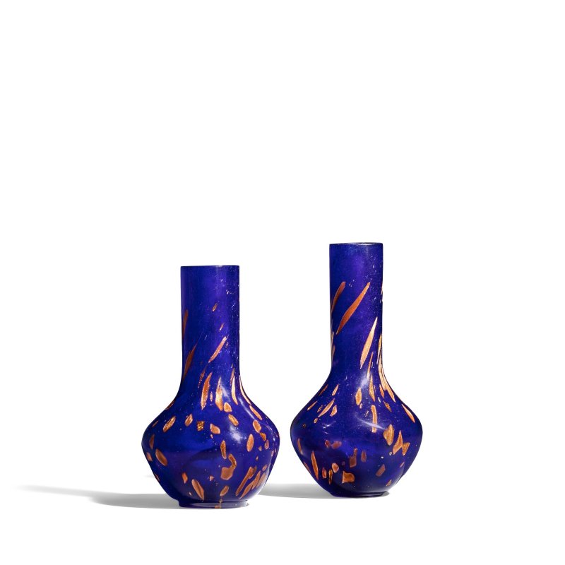 十八/十九世紀 藍灑金星玻璃長頸瓶兩隻 | TWO GILT-FLECKED BLUE GLASS VASES - 图1