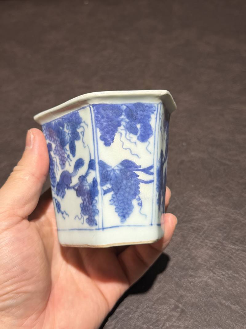 清康熙 青花松鼠葡萄纹六方小盆 - 图6