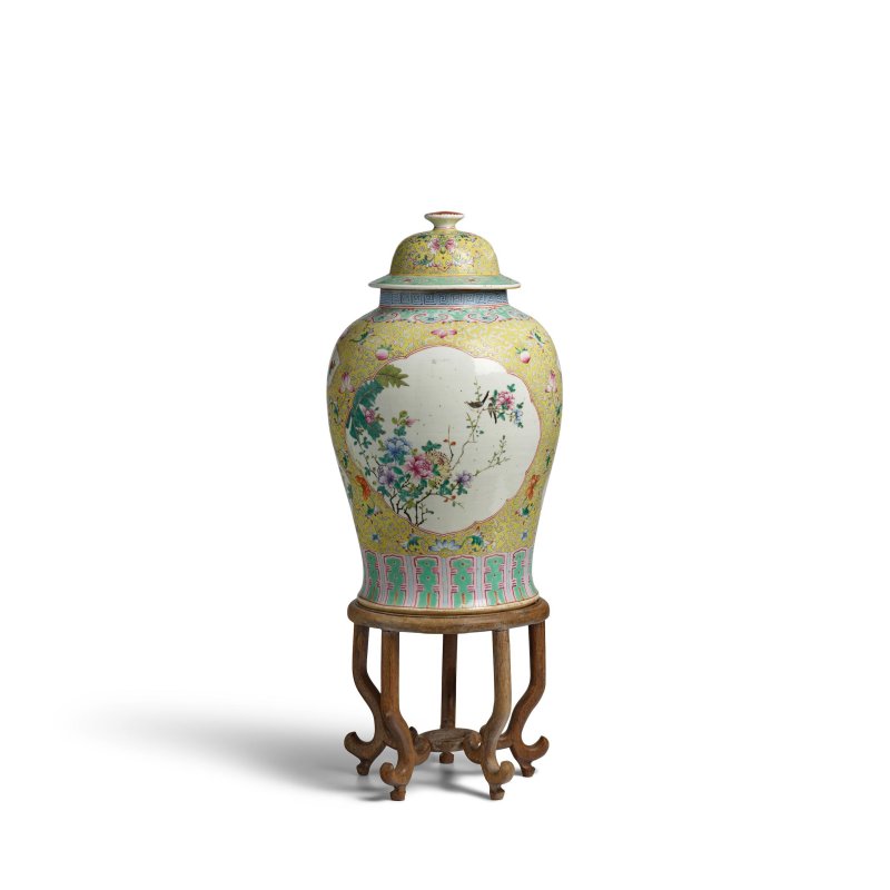 十九世纪 黃地粉彩開光花卉紋蓋罐 | A LARGE YELLOW-GROUND FAMILLE-ROSE BALUSTER JAR AND COVER - 图1