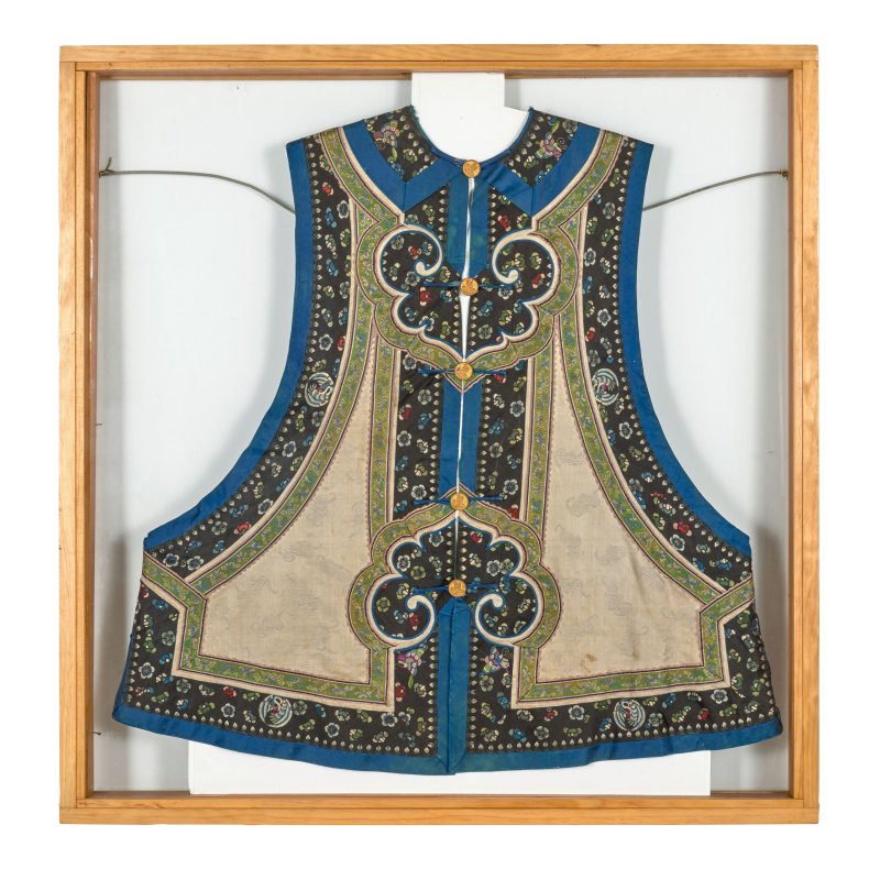 二十世紀 米色地繡蝠蝶紋對襟坎肩 | A BEIGE-GROUND EMBROIDERED 'BATS' VEST, KANJIAN - 图3