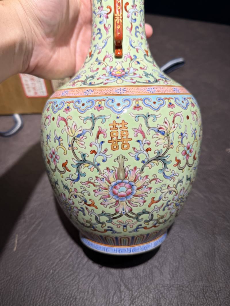 19世纪 粉彩松石地缠枝托喜地双耳瓶 - 图8