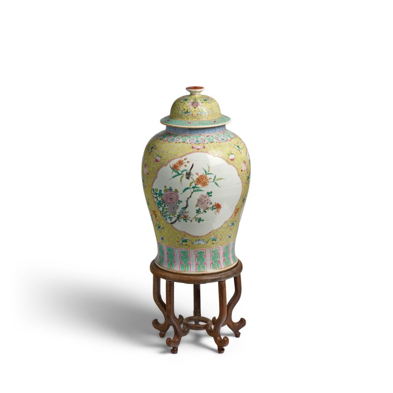 十九世纪 黃地粉彩開光花卉紋蓋罐 | A LARGE YELLOW-GROUND FAMILLE-ROSE BALUSTER JAR AND COVER - 图2