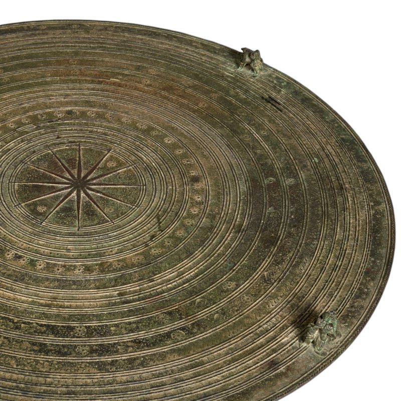 東山文化 公元前100年至公元100年 中撣式青銅蛙紋鼓 | A LARGE SINO-SHAN ARCHAIC BRONZE 'FROG' DRUM - 图11