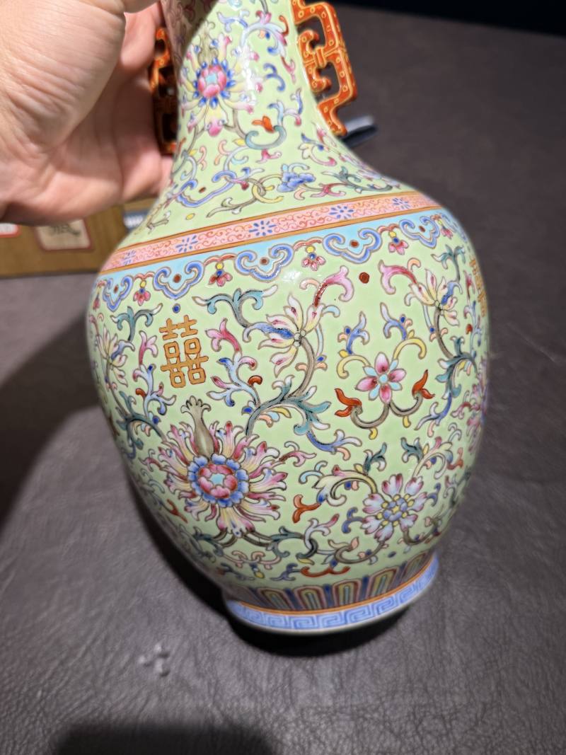 19世纪 粉彩松石地缠枝托喜地双耳瓶 - 图9