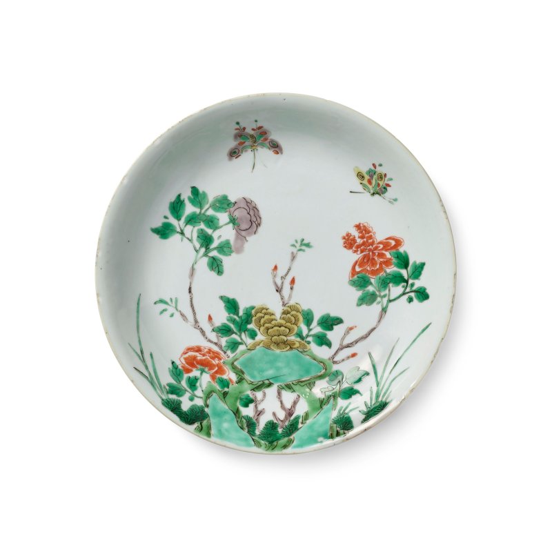 清康熙 五彩花蝶紋盤 | A FAMILLE-VERTE 'BUTTERFLY AND FLOWER' DISH - 图3