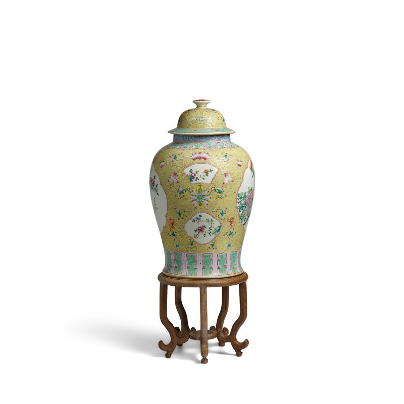 十九世纪 黃地粉彩開光花卉紋蓋罐 | A LARGE YELLOW-GROUND FAMILLE-ROSE BALUSTER JAR AND COVER - 图3
