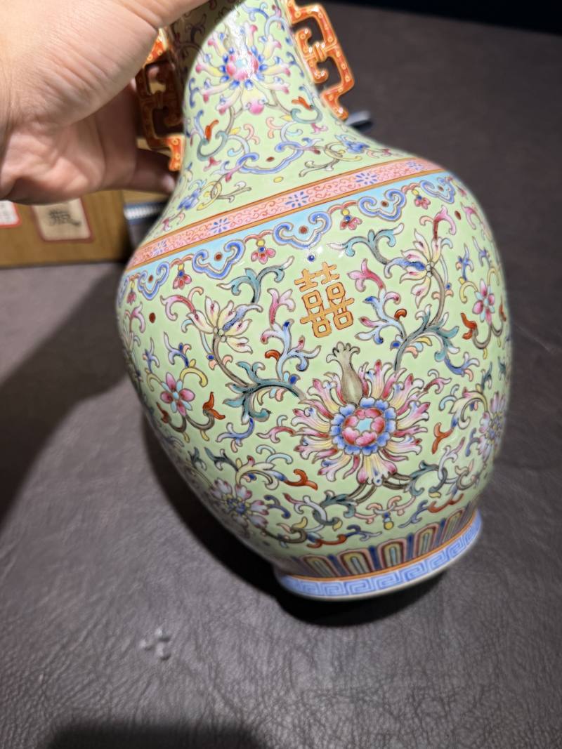 19世纪 粉彩松石地缠枝托喜地双耳瓶 - 图10