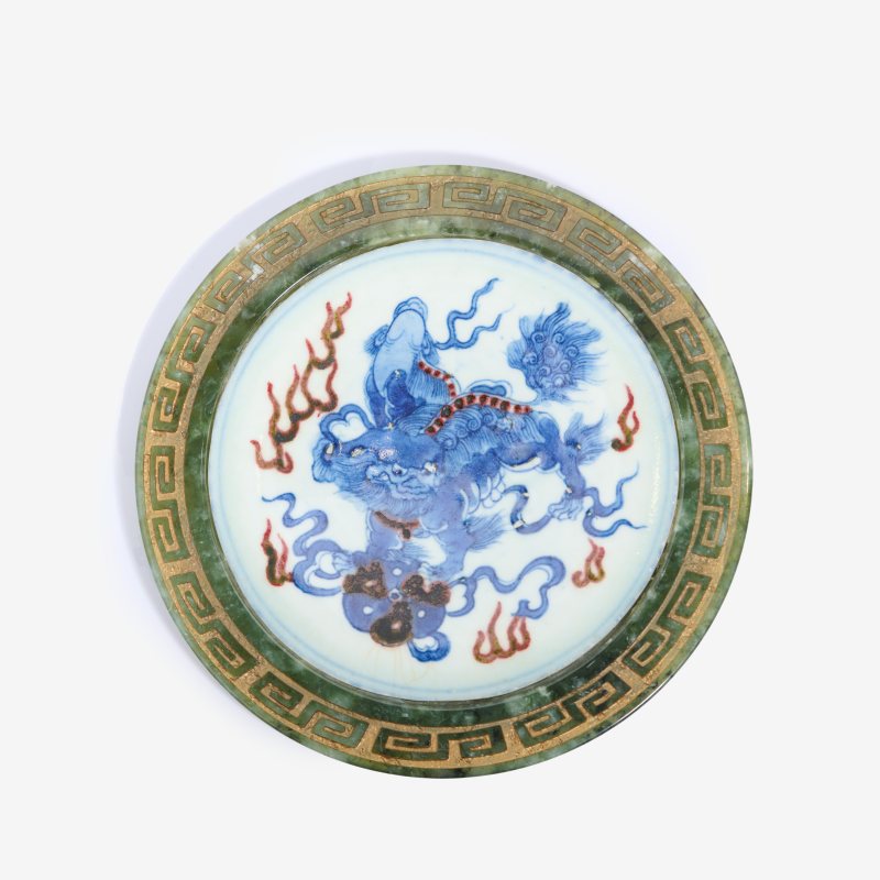 清 岫玉镶青花釉里红狮子戏球盘 - 图1