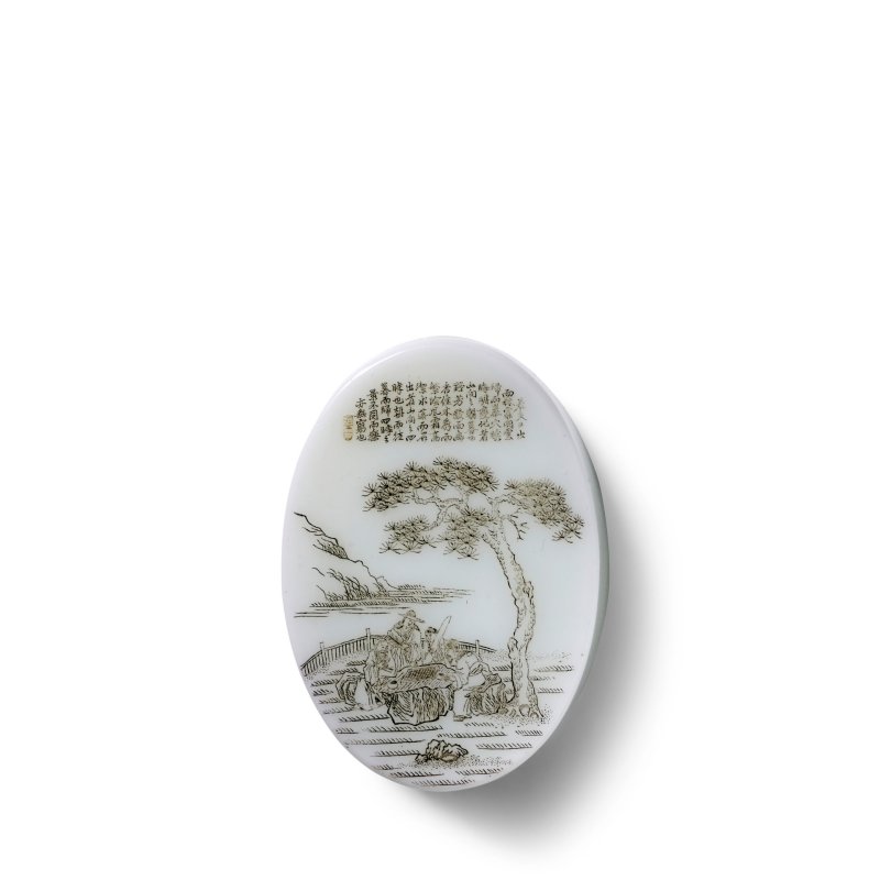 二十世紀 料胎墨彩題詩松下高士圖蓋盒 | A CARVED AND INSCRIBED GLASS 'SCHOLAR' OVAL BOX AND COVER - 图3