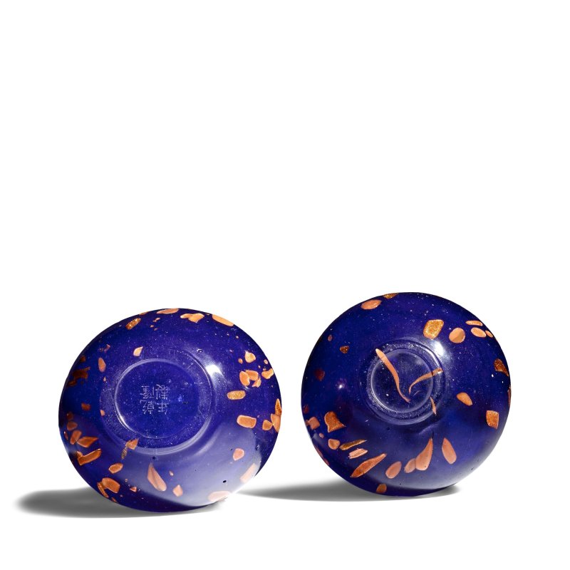 十八/十九世紀 藍灑金星玻璃長頸瓶兩隻 | TWO GILT-FLECKED BLUE GLASS VASES - 图3
